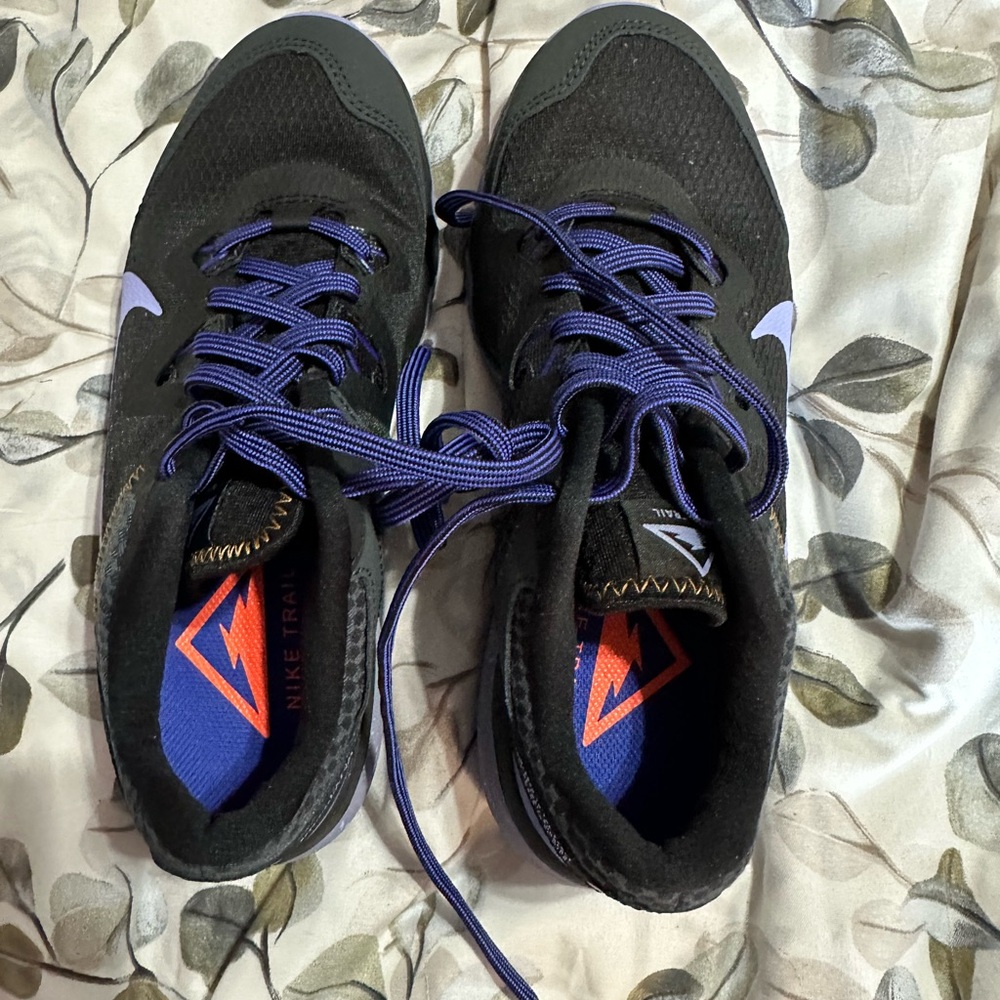 nike trail sneakers size 7 wmns